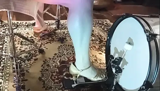 Pedal pompalama davul seti alıştırması