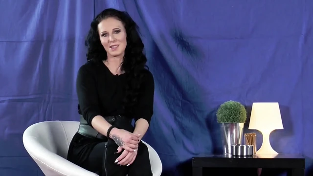 Dövmeli büyük götlü piliç ıslak amından sikiliyor