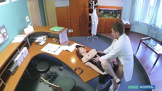 Fake hospital - çarpıcı kızıl saçlı Helen sert seks yapmadan önce hastane ofisinde iş güvenliği için sakso çekiyor