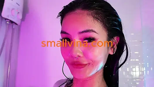 Genç Taylandlı sevimli kız banyoda büyük memeli götünü sallıyor