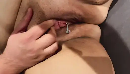 Tombul tıraşlı evli kadın yeni oyuncakla