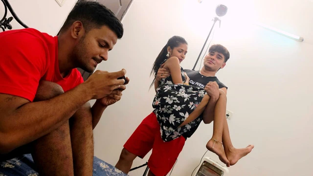 İki üvey erkek kardeş üvey kız kardeşiyle seks yapıyor threesom videosu