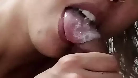 Ateşli üvey kız boşalana kadar üvey babasını emiyor.