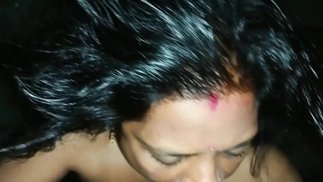 Hintli sevimli evli yenge büyük yarağa biniyor ve çiftlik evinde gece yarısı tamamen çıplak gırtlağına kadar alıyor