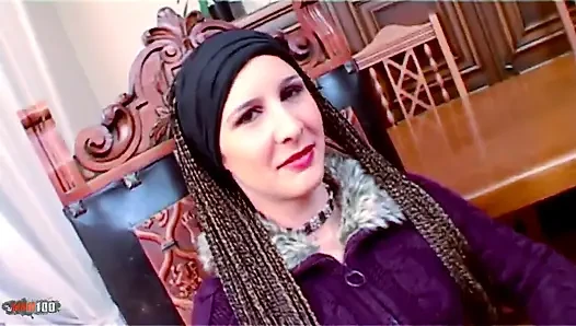 Katia: genç Fransız fahişe büyük bir yarak emiyor ve emiyor