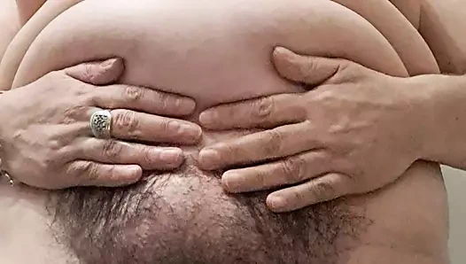 Tombul annenin vücudunu kurutuyor