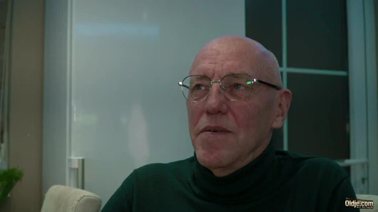 Güzel genç karım sikimi emiyor ve dölümü yutuyor