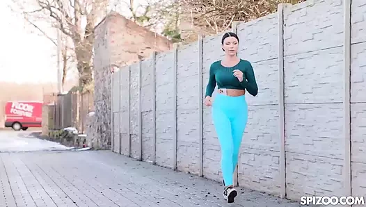 Çarpıcı esmer Ania Kinski yatak odasında sert seks yapıyor