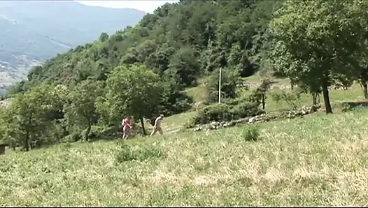 Сексуальная туристка Ussy трахается в лесу