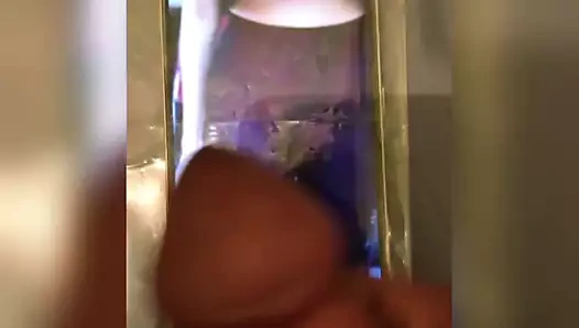 Divya khosla kumar boşalmak haraç