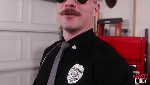 NastyDaddy memur Jack Reed görevi alıyor ve tam üniformayla götüne sahip oluyor