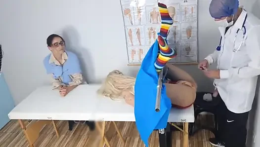 Üvey anne, üvey kızını ilk kez jinekoloğa götürüyor!