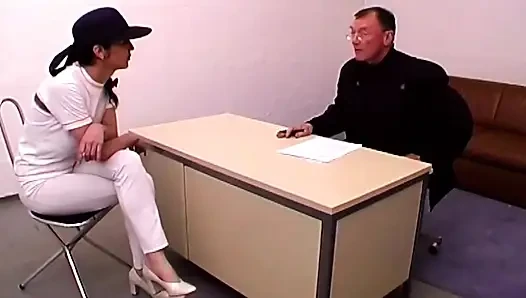 İpe bağlı esmer istekli bir şekilde sert emiyor