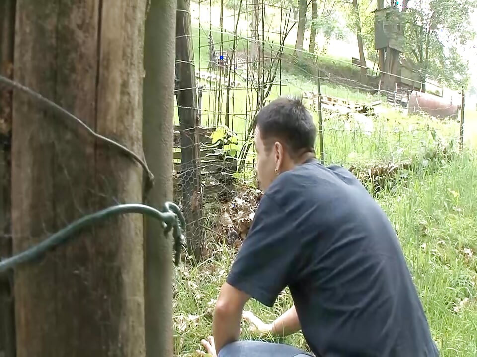 Ateşli Alman kadın açık havada erkeğiyle sikişiyor