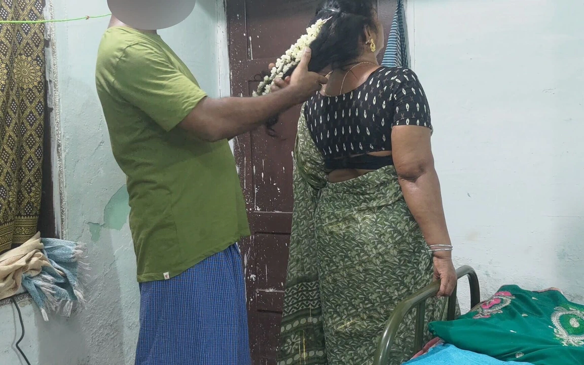 Teyze evde yalnızken ateşli ve ağrılı seks yapıyor. Gerçek ev yapımı.