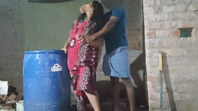 Мать моего школьного друга работала дома, и я спрятался за ней и поймал ее и занялся сексом с матерью моего друга.