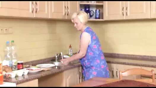 Yaşlı sarışın Alman nine mutfakta masada sikişerek büyük genç bir yarakla amının içine giriyor