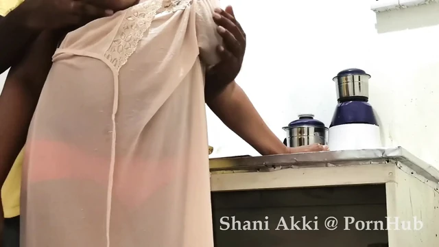 Sri Lankalı olgun orta yaşlı seksi kadın evde yokken kocasını aldatıyor