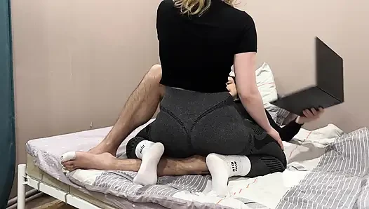 Dominatrix üvey kız kardeş agresif kuru sikişiyor ve yüze oturma