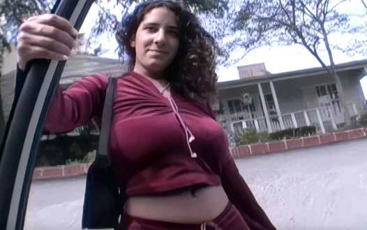 Klasik büyük memeli doğal kız büyük boşalmayı yutuyor