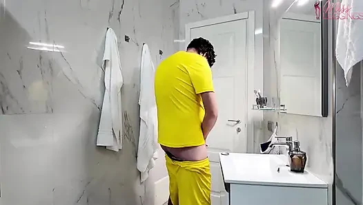 Yaramaz üvey oğul, üvey annesini kızdırarak kadının favori yüz kremi kavanozunu boşalmasıyla dolduruyor