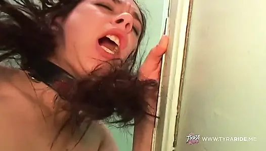 Kızıl saçlı ve esmer lezbiyenler tutkulu mutfak makyajı ve