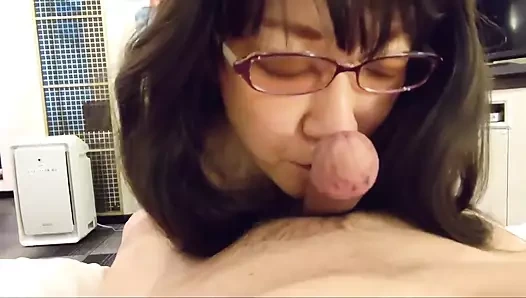 Olgun bir çift elleri bağlı olsa bile - onları iğrenç ağzımla boşaltıyorum