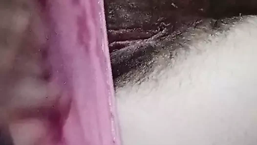 Pembe külot, tüylü kedi dudaklarında alay.