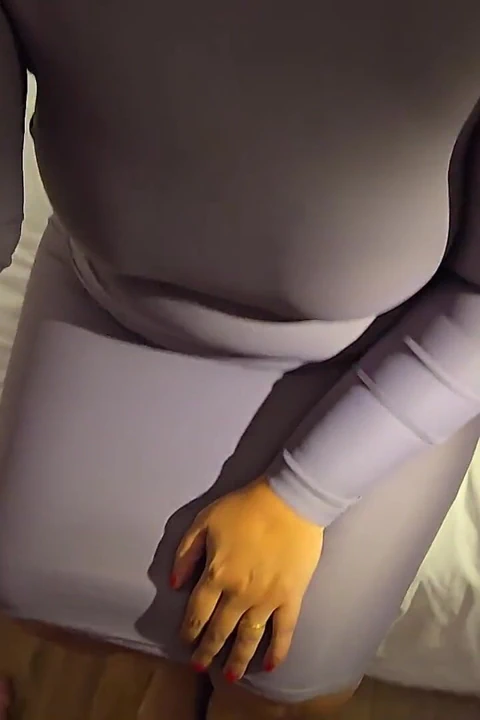 Kocası elbisesine boşalıyor