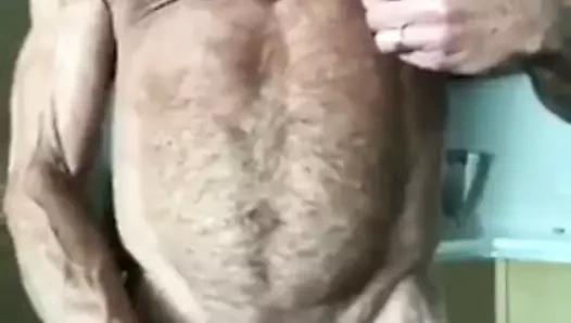 Punheta coroa musculoso