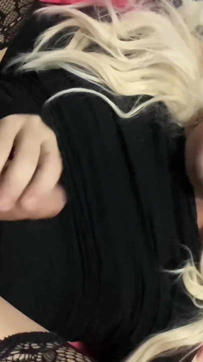 Trans sürtük kamerada mastürbasyon yapıyor ve boşalıyor