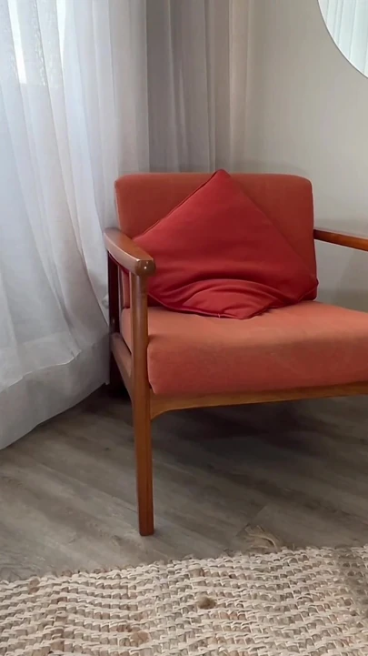 Bu evli sürtük her şeyi ortaya çıkardı ve aldatılan kocasının önünde çifte penetrasyon yaptı