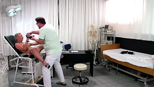 Sarışın Orta Yaşlı Seksi Kadın Çifte Penetrasyon Doktor Muayenesinde Sikişiyor