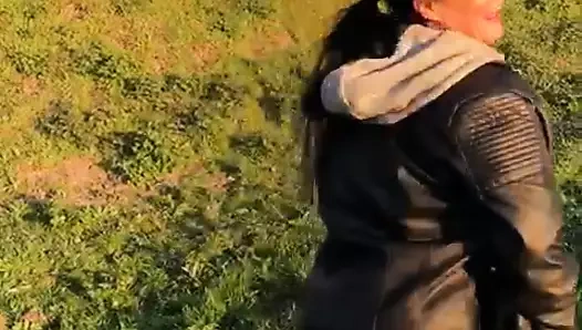 İngiliz orta yaşlı seksi kadın açık havada teşhircilik ve çıplaklık