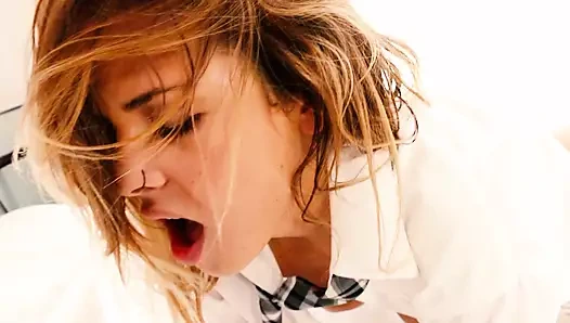 Keisha Grey ve Paisley Parker gömlekli ve bağcıklı makaslıyor