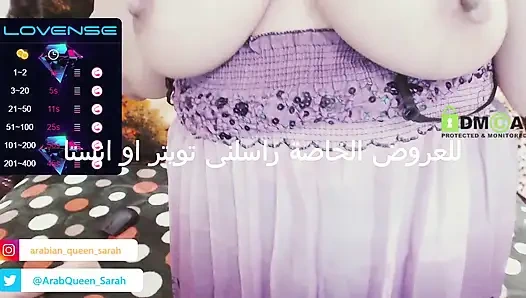 Kraliçe Sarah'ın ateşli göğüsleri çığlık atıyor ve sonra sütü dışarı çıkıyor!