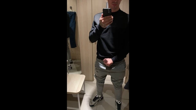 STRAIGHT DUDE JERKS IN THE LOCKER ROOM