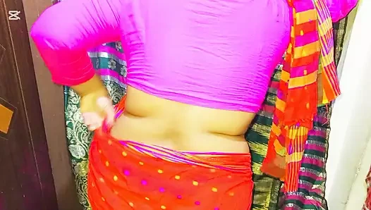 Hintli ateşli hintli kadın komşusuyla evde ilk kez seks yapıyor.