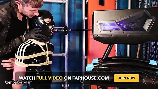 Tom Baker kölesini yarak emmede birinci sınıf olması için eğitiyor bölüm 1