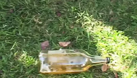 Sarışın fahişe yarak emmek için eğiliyor ve aynı zamanda onu arkadan alıyor