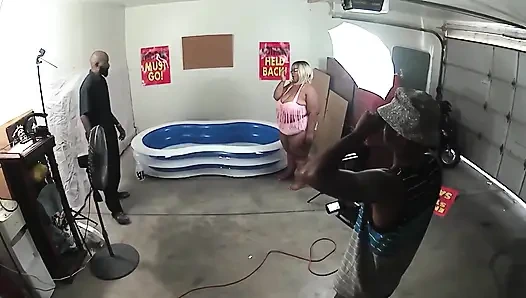 Kamera arkası bahçede yağlı güreş