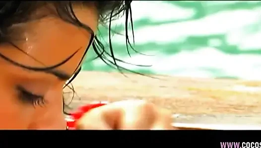 Kırmızı bikinili esmer kadın tekne güvertesinde dövmeli adamı baştan çıkarıyor