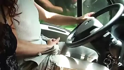 Seksi esmer Alman orta yaşlı seksi kadın arabada sikiliyor