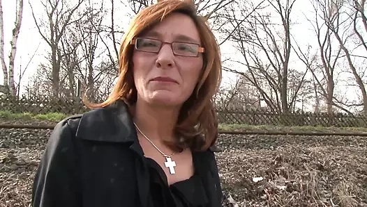 Tıraşlı amcıklı orta yaşlı seksi kadın filme alınırken tek başına eğleniyor - 1