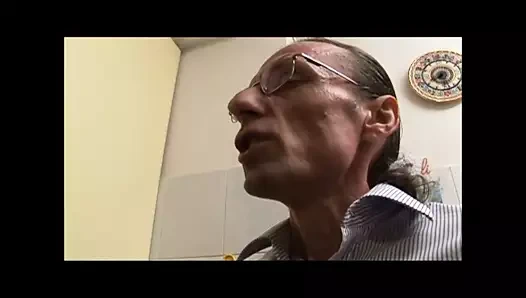 Busty kaltak için bir büyük şişman horoz