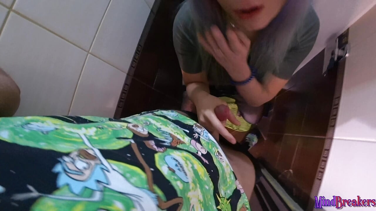 Çok ateşli seksi üvey kız kardeşimi tuvalette sikme edepsiz tatil fantezim