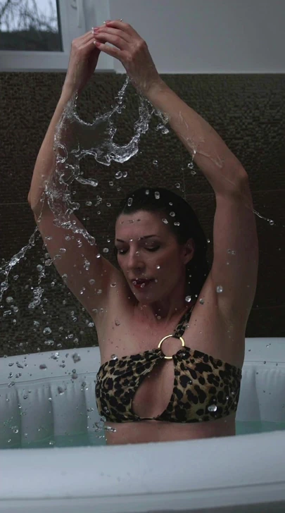 Çıplak ve yarı çıplak fotoğraflarımı onlyfans sayfamda bulabilirsiniz.