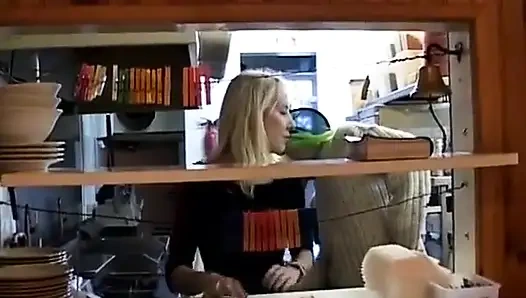 Vahşi Fransız genç kız mutfakta çalışırken iki memnun ediyor