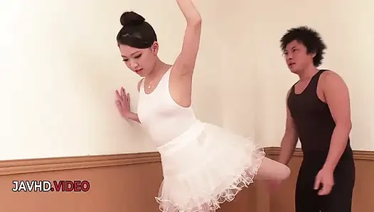 Sapık Asyalı balerin baştan çıkarıcı porno şovunu dölleme finaliyle bitiriyor