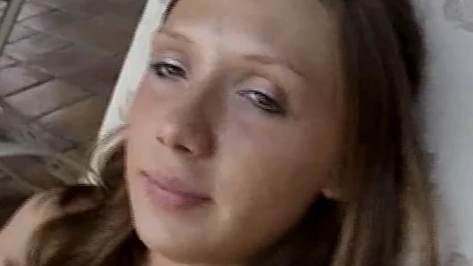 Küçük yaraklı adam bu ateşli esmer tarafından sakso çekiyor